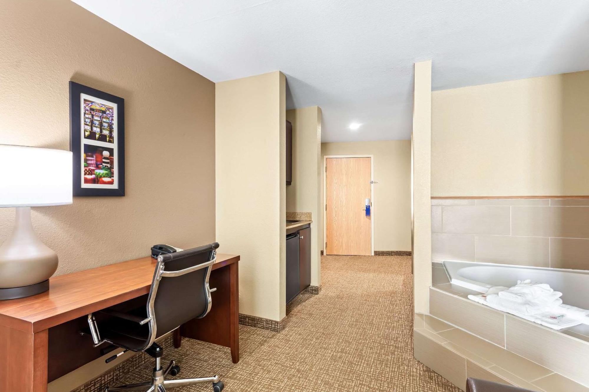 Comfort Suites Gulfport Exterior foto