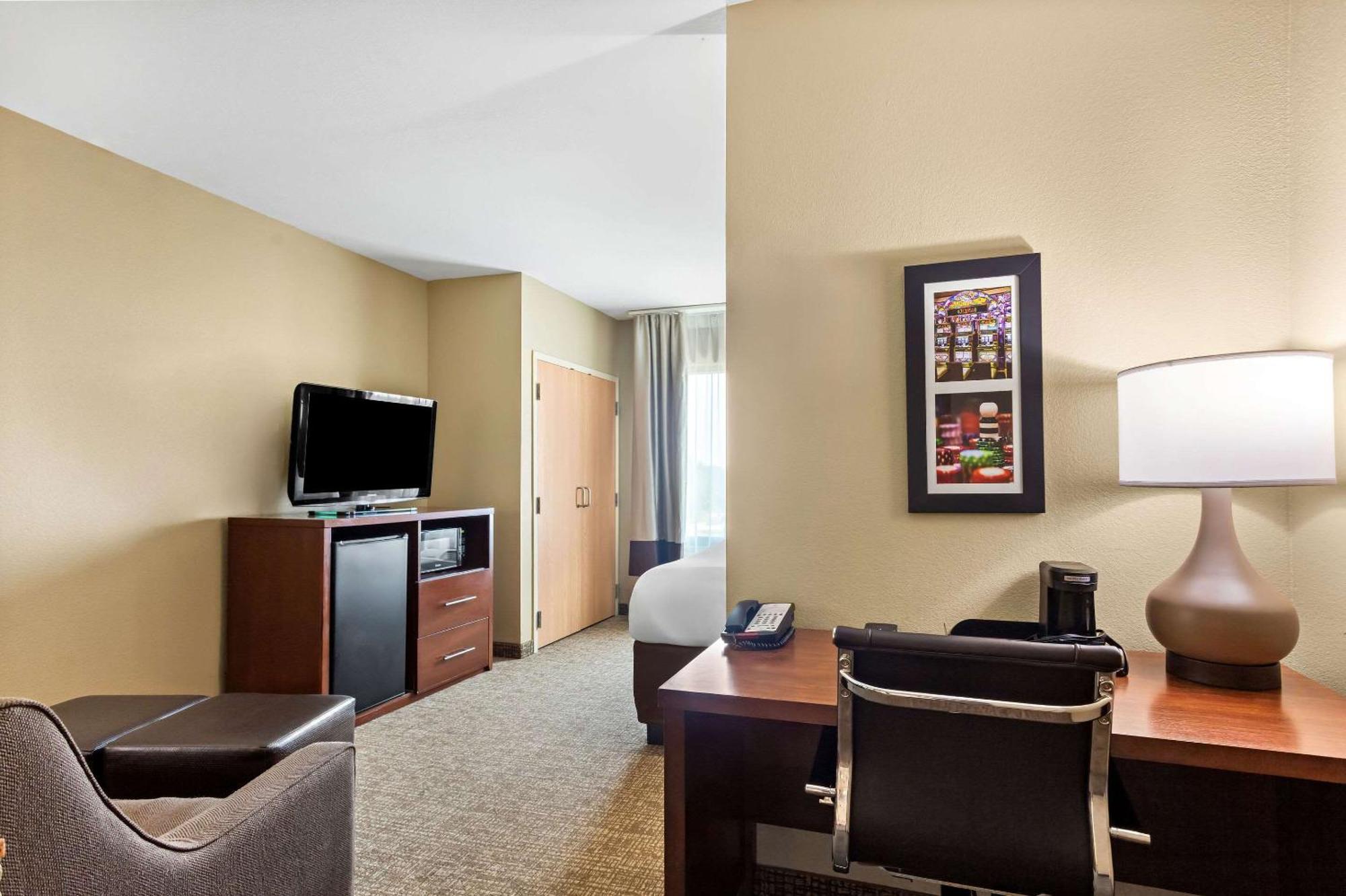 Comfort Suites Gulfport Exterior foto